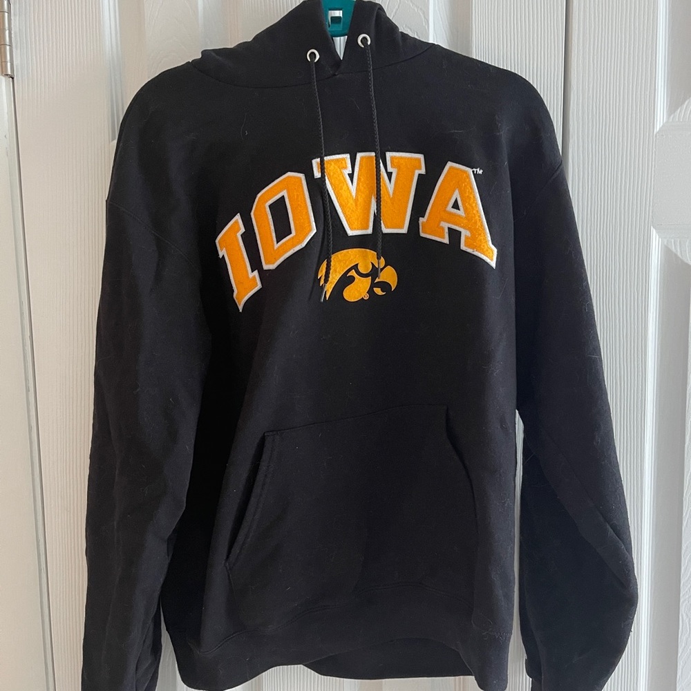 Champion Iowa Sweatshirt. Size Medium. Super comfortable and cute sweatshirt.